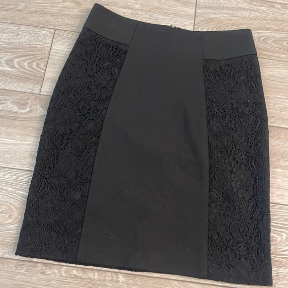 BCBGeneration Black Lace skirt size 4 for women pre-owned - Picture 1 of 3